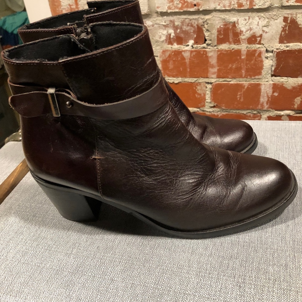 MADE IN SPAIN. SIZE 9 BROWN LEATHER BOOTIES*